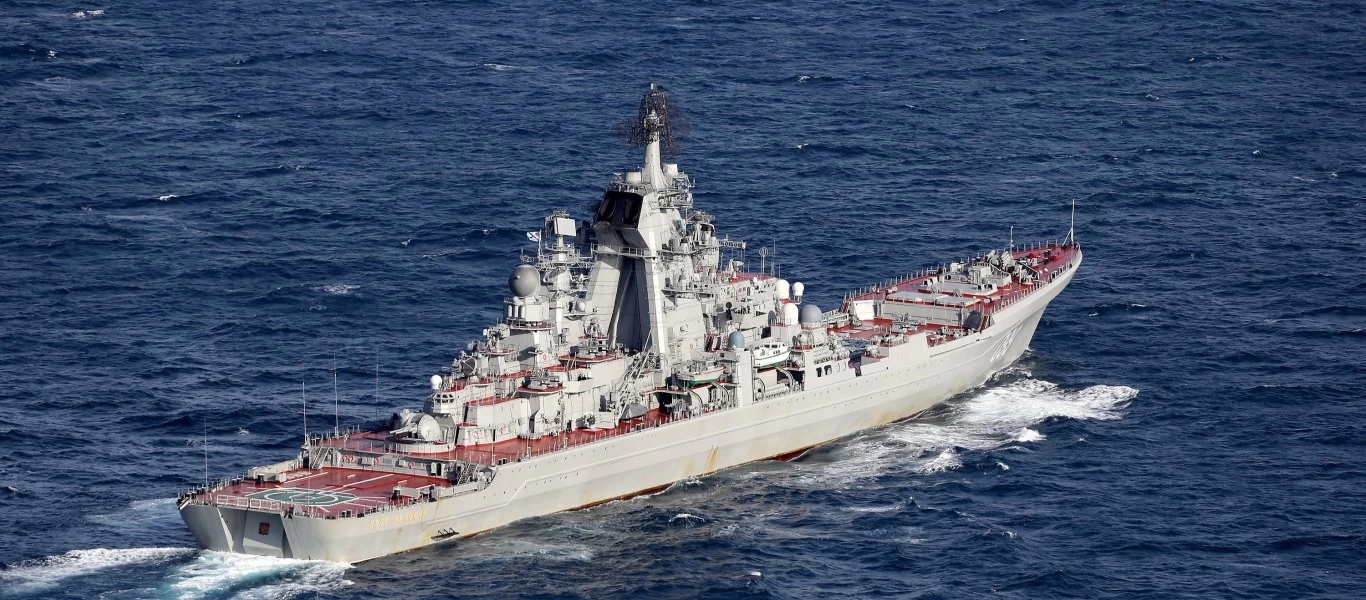 Το ρωσικό πυρηνοκίνητο καταδρομικό Pyotr Velikiy εκτοξεύει πυραύλους κρουζ (βίντεο)